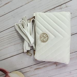 White wristlet/purse NWOT with charging port